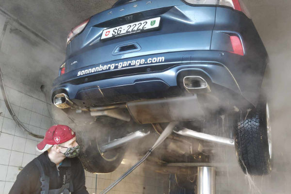 Chassisreinigung wird von Mechaniker durchgeführt