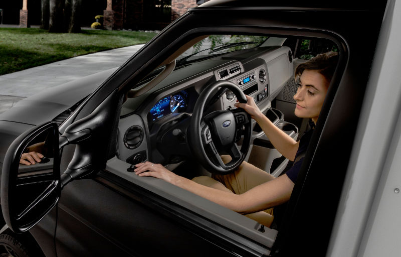 Frau fährt Ford zur Probe