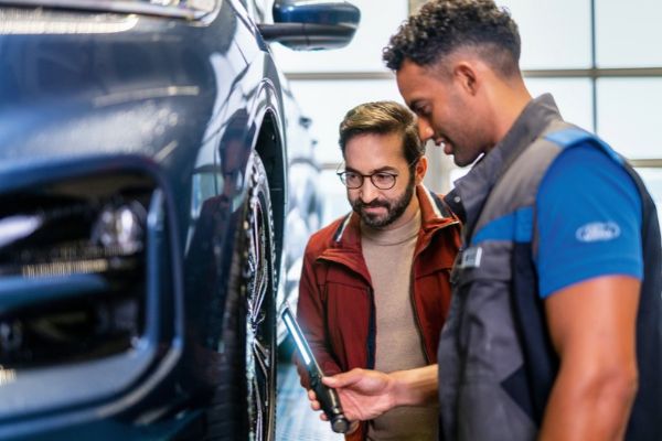 Automechanikerin mit Reifen
