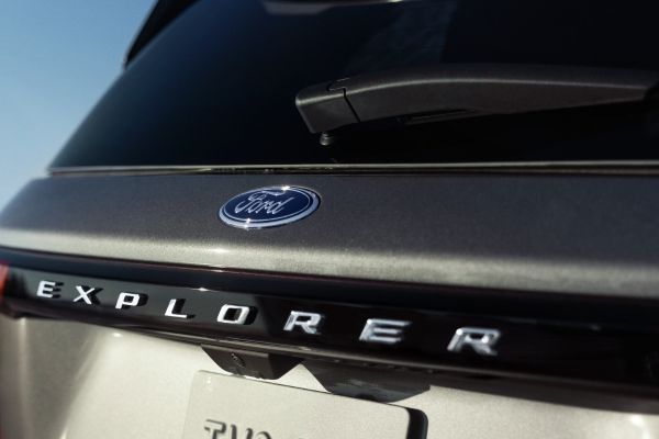 Heckscheibe mit wischblatt eines grau-metallic farbigen Ford Explorer