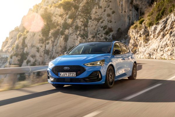 Occasionen Blaues Ford Fahrzeug unterwegs auf Bergstrasse