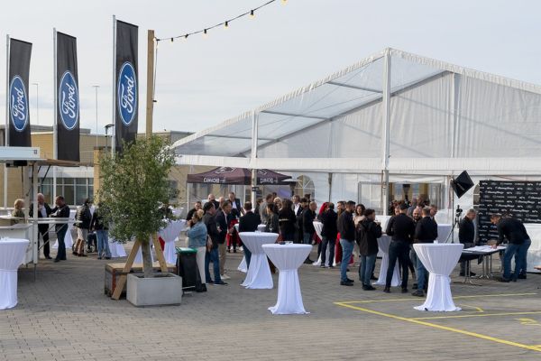 Garage Moser Bild der Location mit Zelt und Ford-Bannern