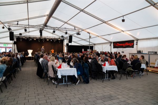 Eventzelt Bild des Publikums im Inneren des Eventzeltes