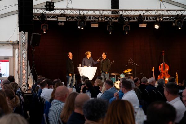 Rede Bruno und Marco Moser halten Rede auf Bühne