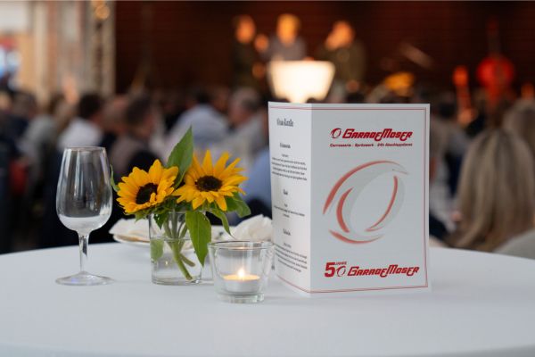 Tischdekoration Tischdekoration zum Jubiläum mit Kärtchen und Logo der Garage