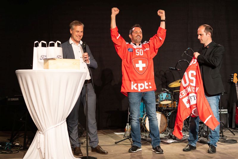 Trikotübergabe Carsten Mooren übergibt der Garage ein Trikot