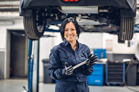 Mechanikerin in Werkstatt