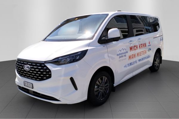 Ford Tourneo in weiss fotografiert auf grauem Hintergrund
