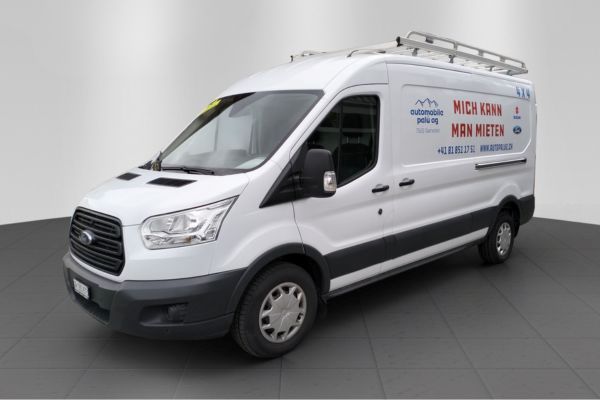 Ford Transit in weiss fotografiert auf grauem Hintergrund