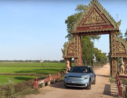 Explorer au Cambodge devant la porte