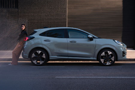 Ford Puma et femme devant un immeuble