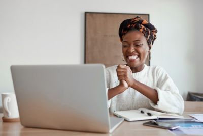 Lächelnde Frau nutzt Laptop