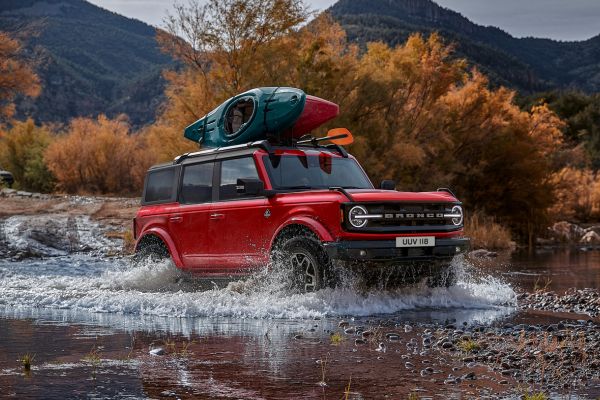 Ford Bronco unterwegs auf Bergen und fährt durch Wasser