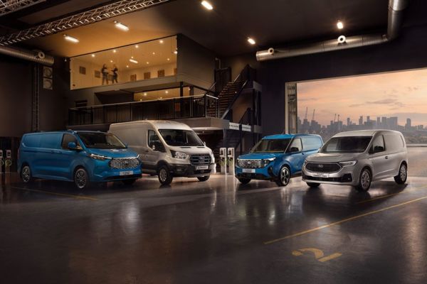 Plusieurs fourgons Ford Transit, Transit Custom, Transit Connect et Transit Courier dans un garage.