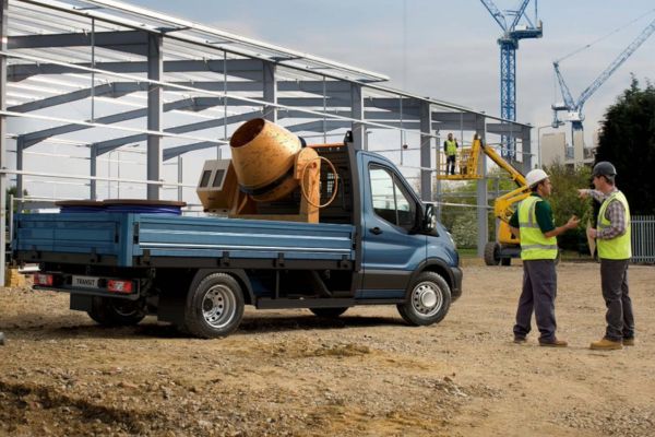 Un Ford Transit Chassis est utilisé sur un chantier