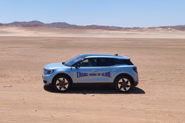 Charge Around the Globe Ford Explorer unterwegs in Wüstenlandschaft mit Lexie Limitless