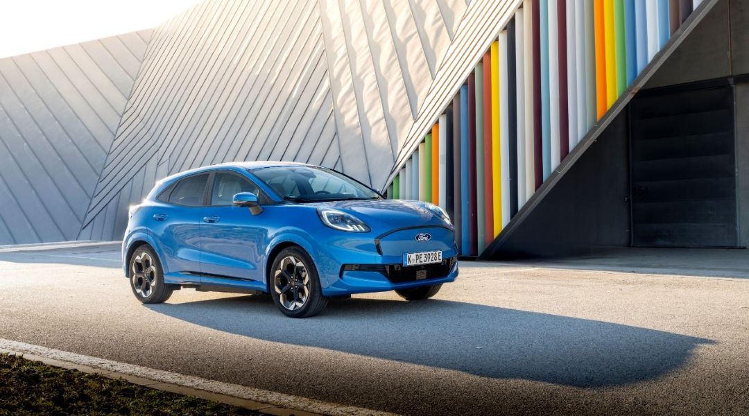 Puma Gen-E in blau auf der Strasse