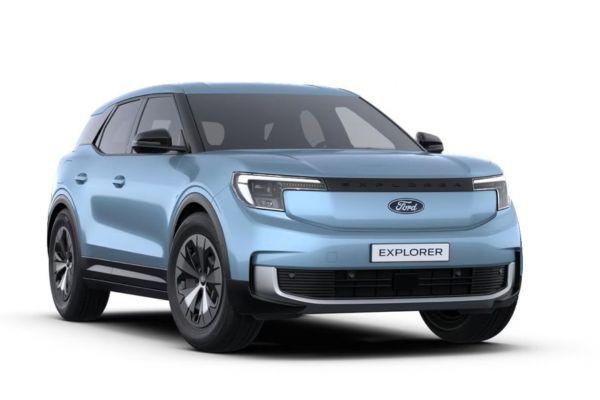 Ford Explorer électrique en Arctic Blue Metallic, vue de trois quarts avant