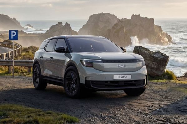 Ford Explorer an einer felsigen Küstenlandschaft 