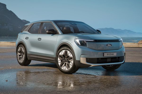 Explorer steht am Strand auf feuchtem Sand