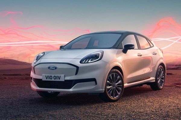 Ford Puma Gen-E Sound Edition in weiss, parkend mit roter Schallwellengrafik im Hintergrund