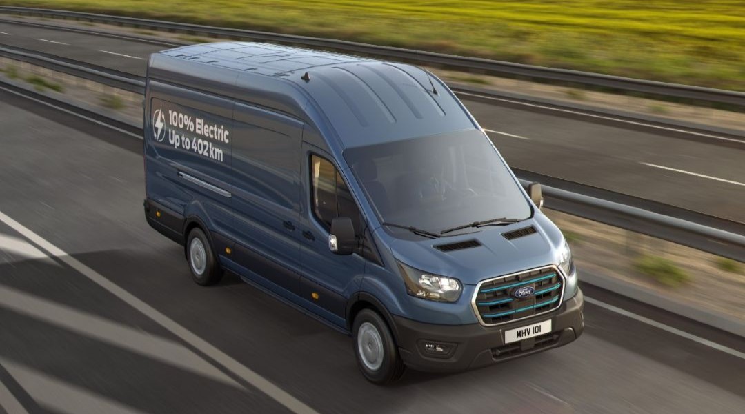 Blauer Ford E-Transit unterwegs auf Strasse