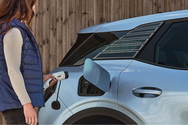 Frau lädt Ford Explorer auf