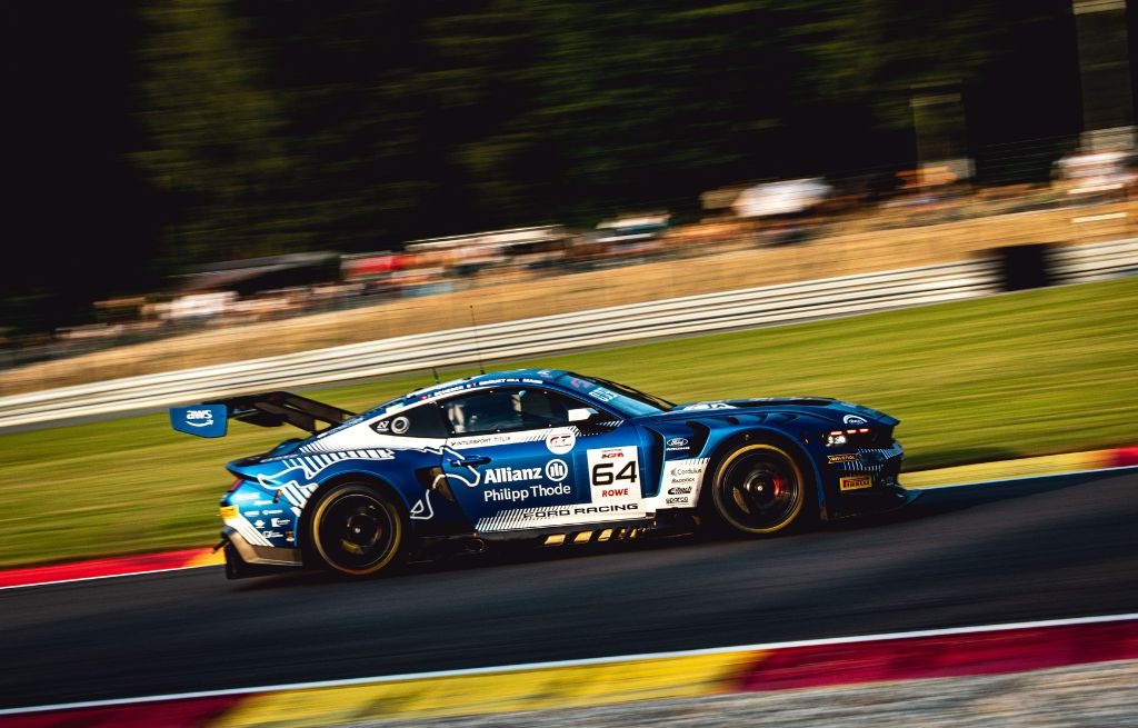 Ein aerodynamischer Ford-GT-Rennwagen mit großem Heckflügel rast über die Piste.