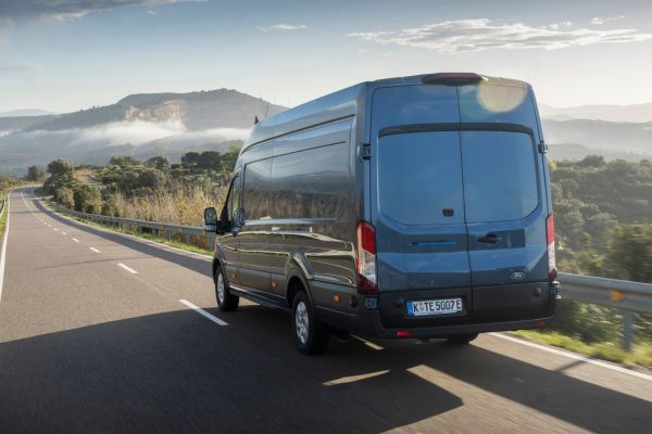 Ford Transit Ford Transit unterwegs auf Strasse mit Weinhängen im Hintergrund