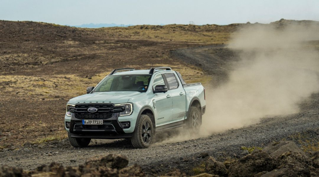 Ford Ranger Stormtrak PHEV in viaggio su strade sterrate