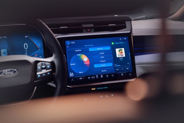 Nahaufnahme des grossen Touchscreens der Ford Puma Gen-E Sound Edition