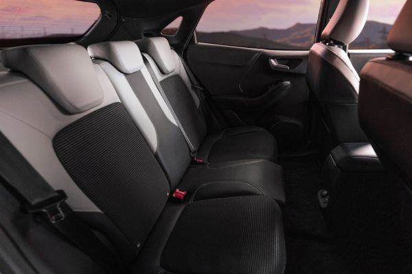 Nahaufnahme der Rücksitze der Ford Puma Gen-E Sound Edition mit exklusiven Sitzbezügen