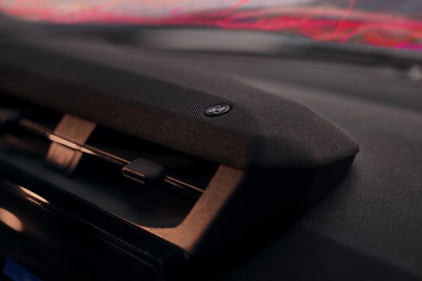 Nahaufnahme eines Lautsprechers des B&O Soundsystems im Ford Puma Gen-E