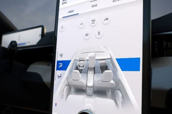 L'écran de la console centrale affiche une vue d'ensemble du véhicule.