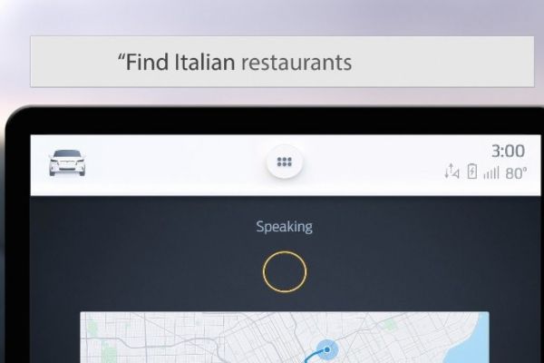 L'écran affiche la fonction de recherche via la commande vocale.