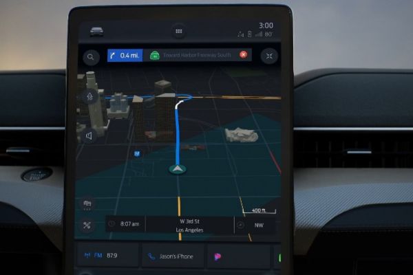 L'écran de la console centrale affiche le calculateur d'itinéraire.