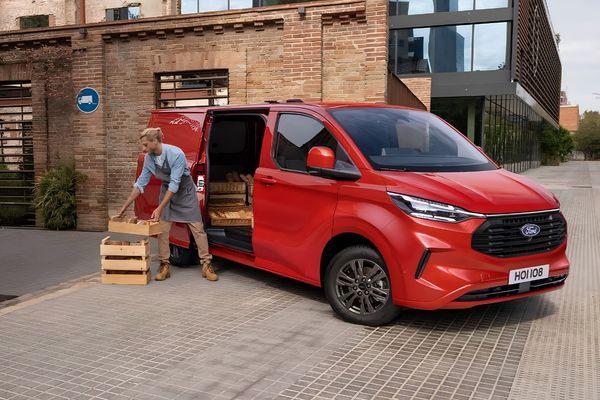 Transit Custom in rot unterwegs