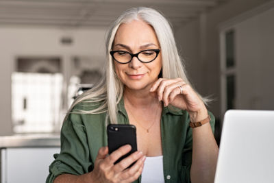 Ford online Frau und Smartphone
