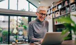 Frau benutzt Laptop