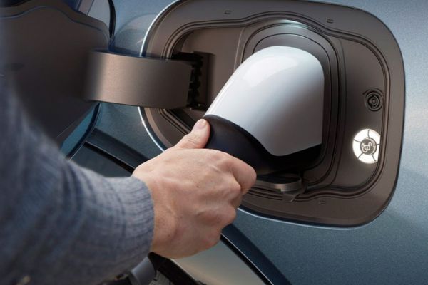Person lädt Ford Fahrzeug auf