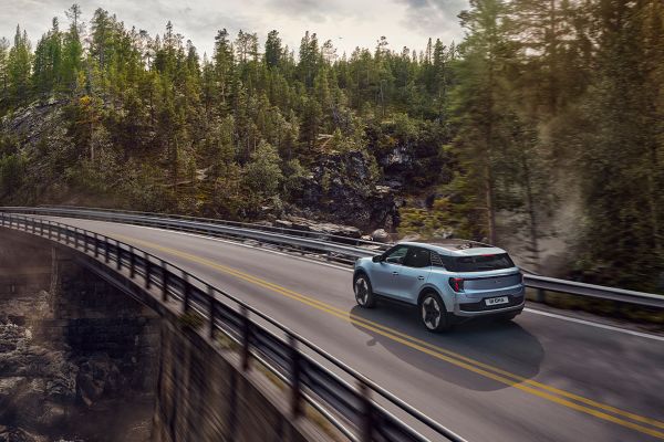 Ford Explorer fährt auf Strasse vor Fluss