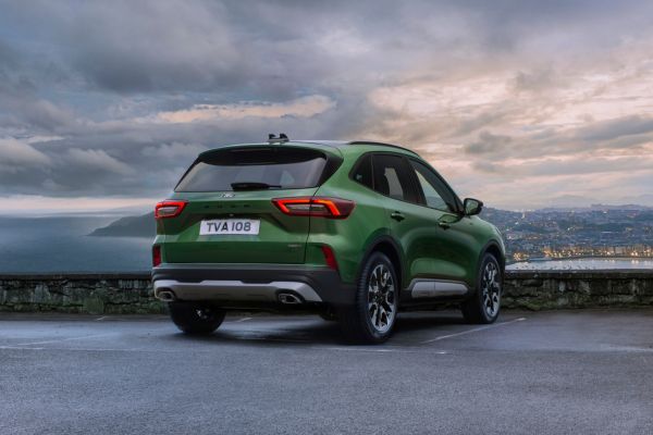 Grüner Ford Kuga parkend überblickt die Stadt
