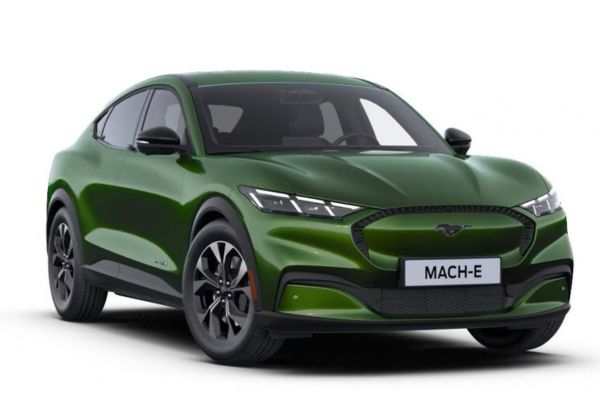 Ford Mustang Mach-E électrique en Eruption Green Metallic, vue de trois quarts avant