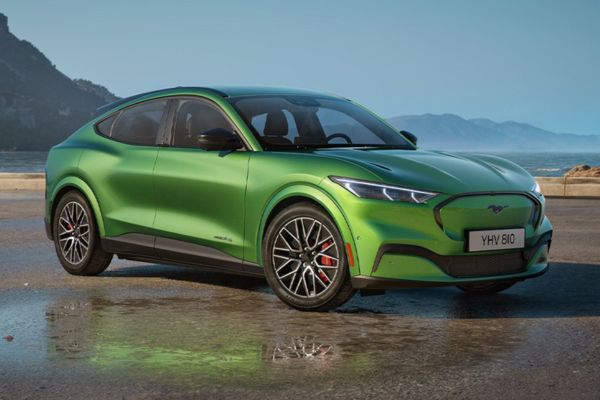 Mustang Mach-E steht am Strand auf feuchtem Sand