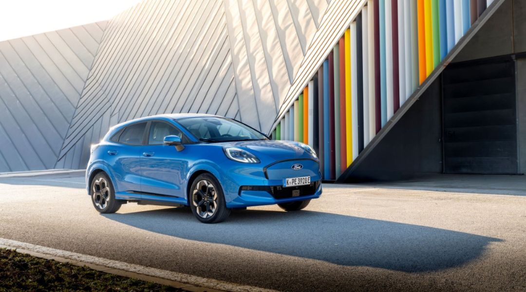 Ford Puma Gen-E Digital Aqua Blue unterwegs auf Strasse