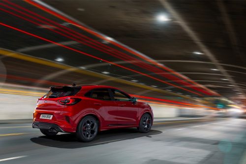 Roter Puma fährt duch Tunnel