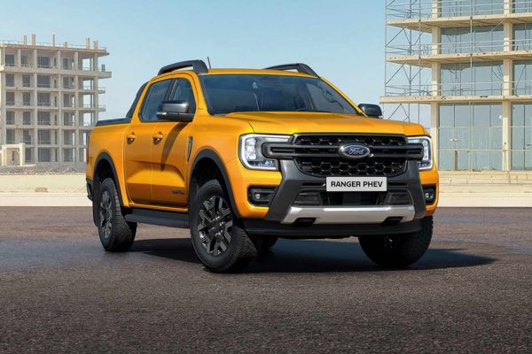 Un Ford Ranger PHEV jaune stationné sur une route.