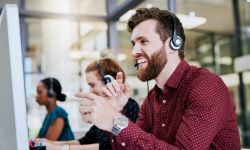 Mann mit Headset arbeitet im Kundendienst