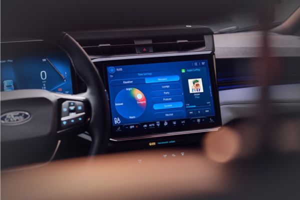 Nahaufnahme des grossen Touchscreens der Ford Puma Gen-E Sound Edition