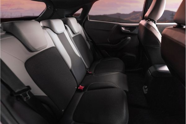Nahaufnahme der Rücksitze der Ford Puma Gen-E Sound Edition mit exklusiven Sitzbezügen
